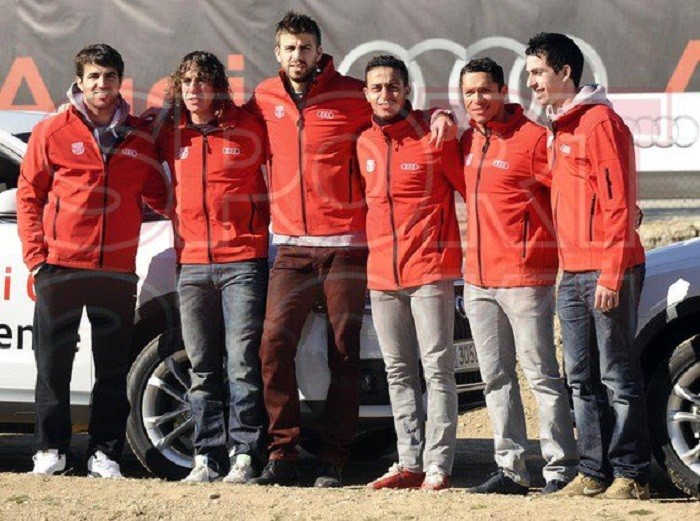 Sáu cầu thủ CLB Barcelona tham dự buổi ‘test’ thử xe Audi Q3 là gồm: Pique, Cesc Fabregas, Puyol, Cuenca, Adriano và Thiago.